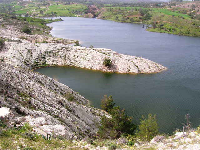 Только представьте, такой водоем и лишь в 30 минутах езды на машине от столицы Кипра.